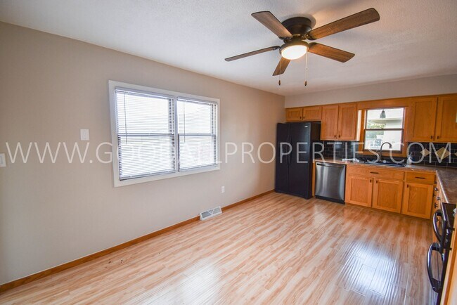 Foto del edificio - Move in special** 5 Bedroom Split Level Ho...