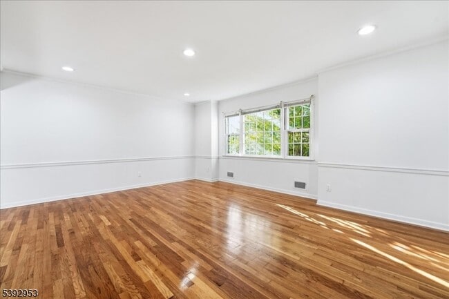 Foto del edificio - 35 Brooktree Rd