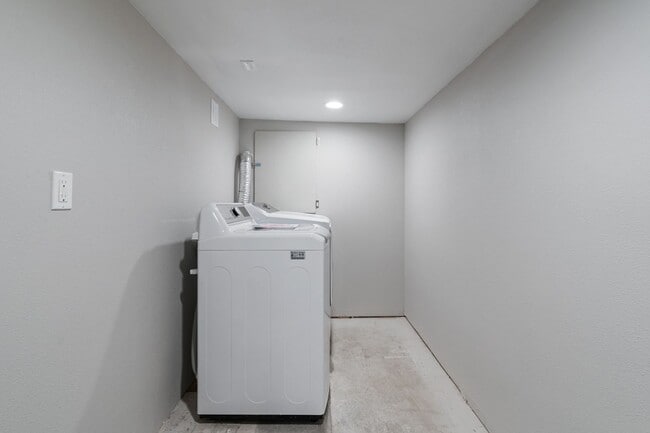 Building Photo - Updated ADU in Dekum Triangle/ 2/1
