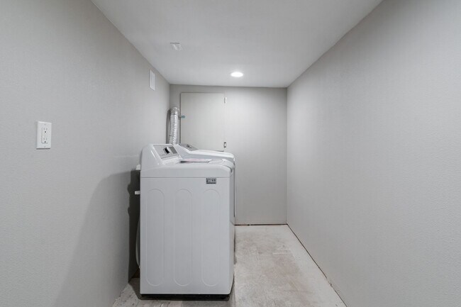 Foto del edificio - Updated ADU in Dekum Triangle/ 2/1