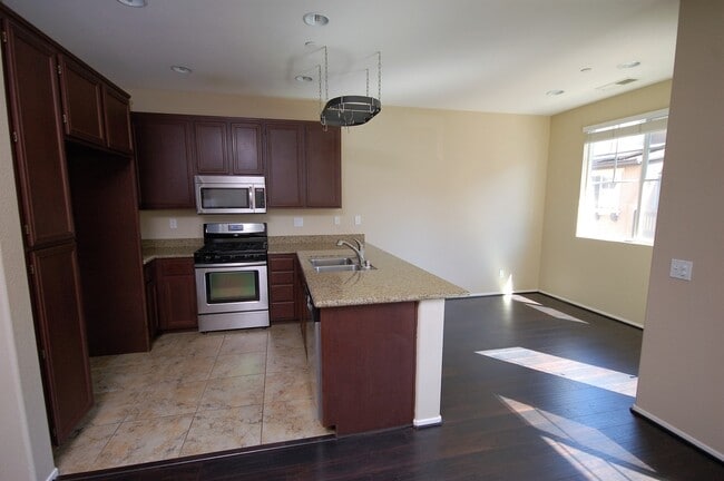 Foto del edificio - Tri-level Riverwalk Townhouse in Santee