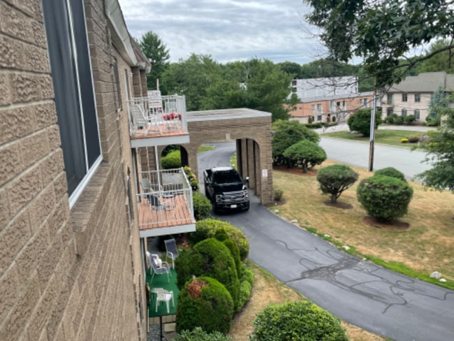 Building Photo - 40 Sachem Dr