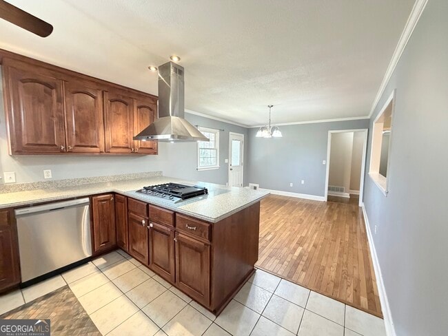 Building Photo - 560 Greencrest Dr