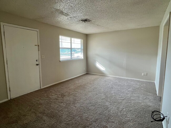 Building Photo - 3 Bedroom Home in Prime MOORE Location!