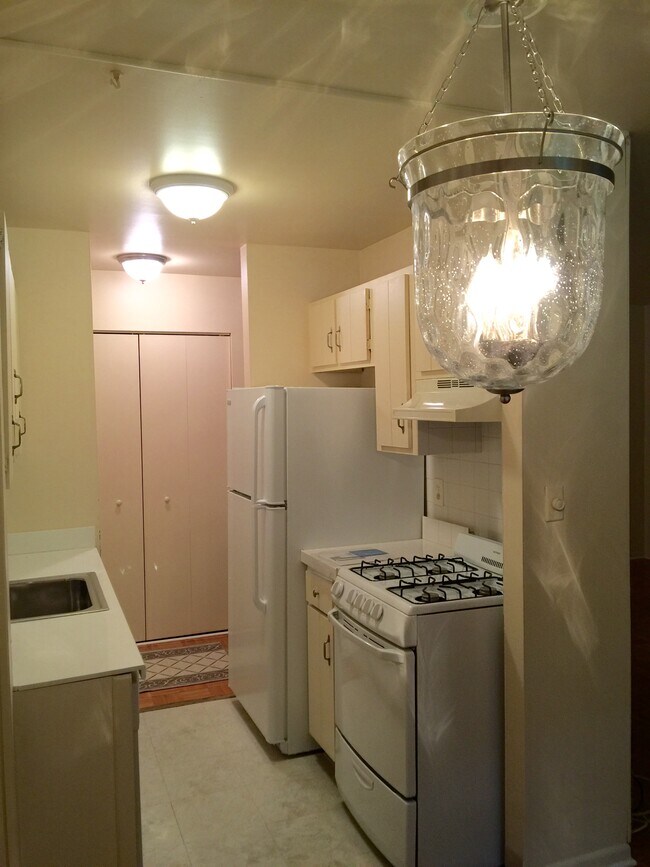 kitchen - 1000 Knapps Hwy
