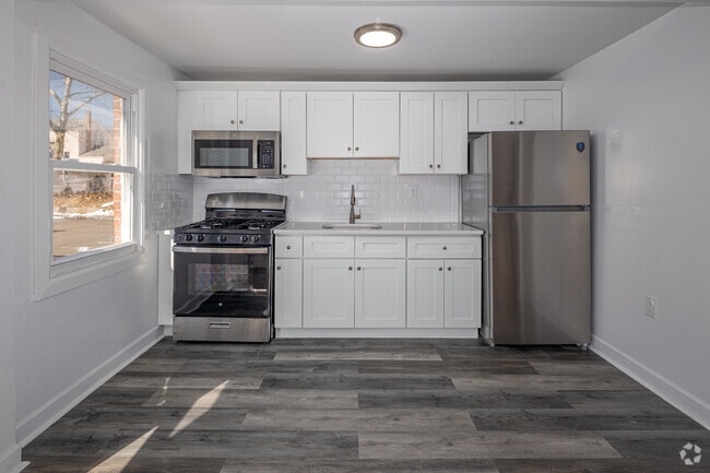 1BR, 1BA - Kitchen - Jefferson Gardens