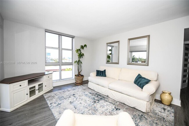 Foto del edificio - 8305 Crespi Blvd