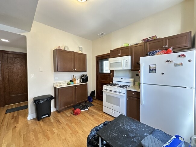 Building Photo - 1107 W Barry Ave