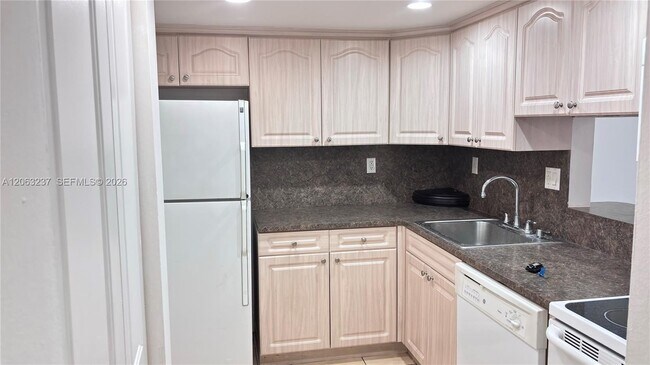 Foto del edificio - 10421 N Kendall Dr