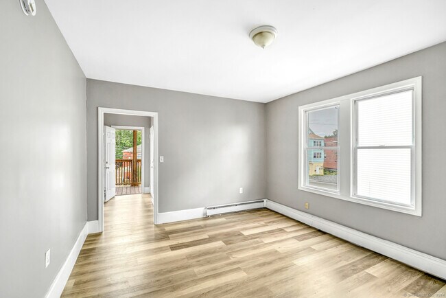 Building Photo - 158 Martin St