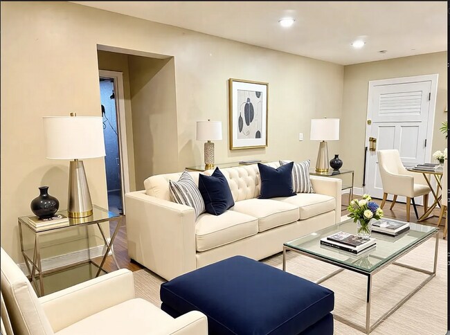 Foto del edificio - Exquisitely Renovated 4Bed Near BU and Longwood. Heat/HW incl; move-in cost rebate available