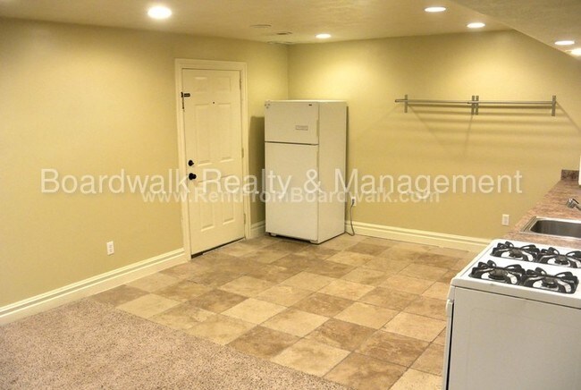 Building Photo - 1043 E Straw Hat Ln