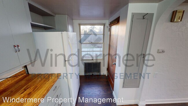 Building Photo - 1 br, 1 bath House - 310 1/2 SE 6th Street
