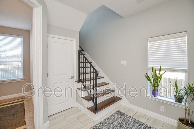 Building Photo - 1223 W 19th St
