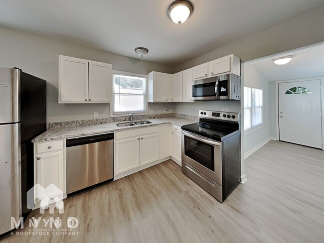 Building Photo - 977 Moreland Dr SE