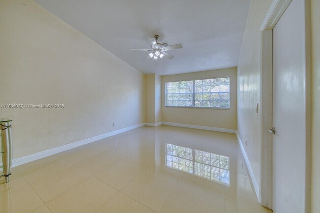 Foto del edificio - 18326 NW 68th Ave
