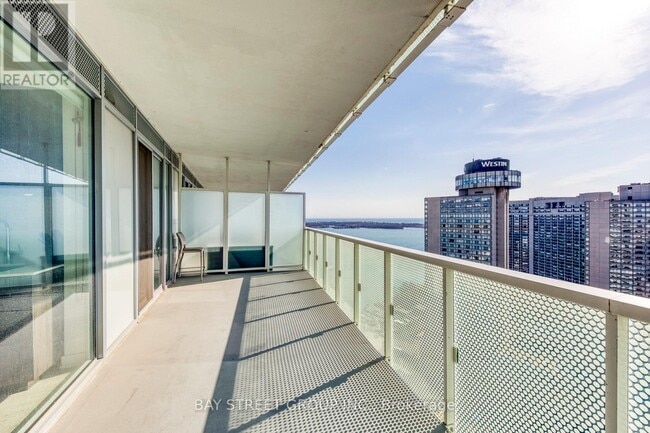 Building Photo - 15 Queens Quay E