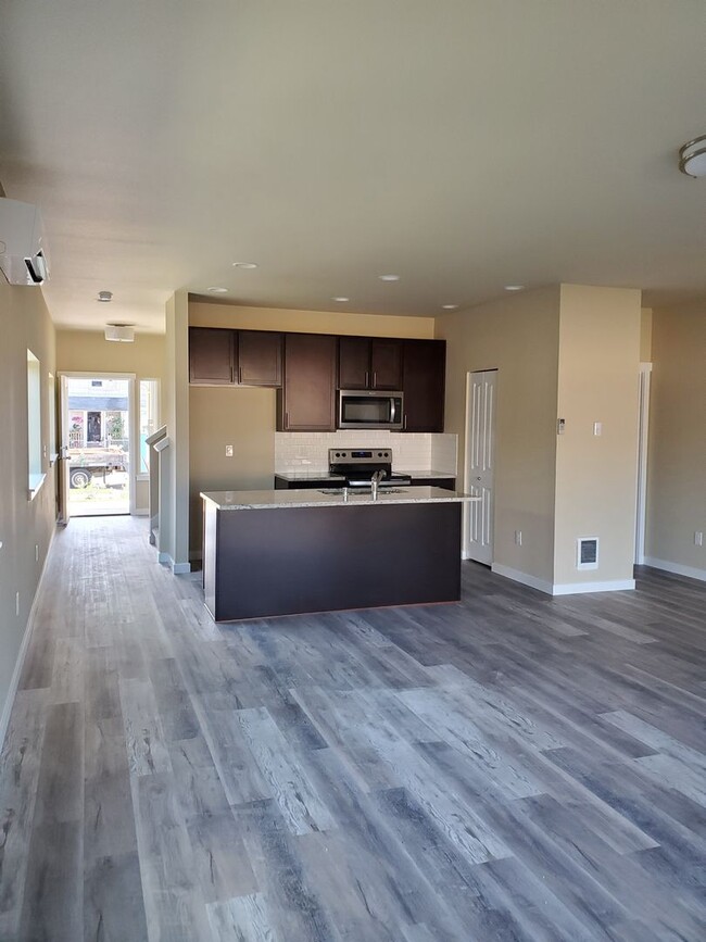 Building Photo - Diamond St 297