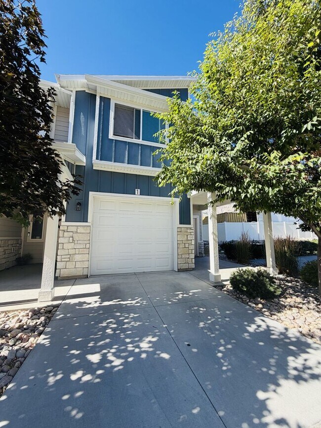 Foto del edificio - Move In Special — 1 Month Rent Free | Updated 3 Bed 2.5 Bath Townhome for Rent in North Ogden