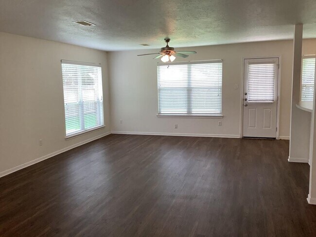 Foto del edificio - 13049 Skyline Dr