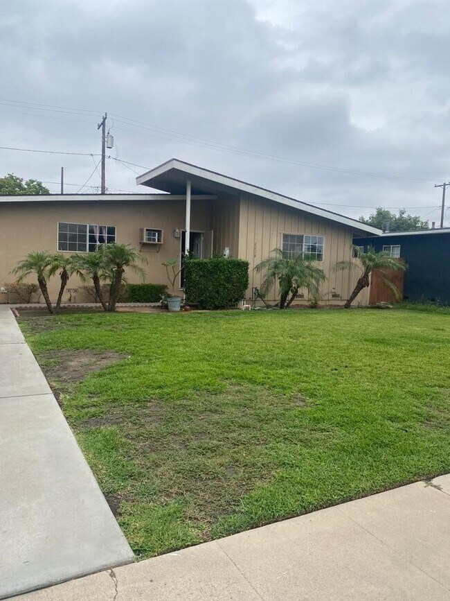 Foto del edificio - 2228 E Blanchard Ave