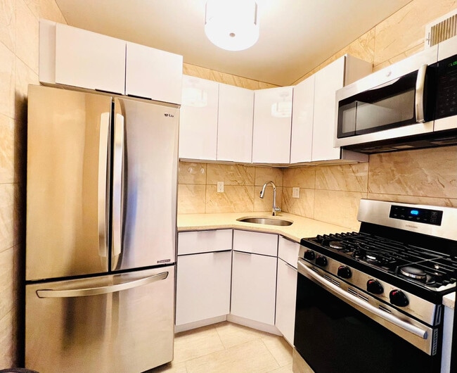 Building Photo - 20 W 64th St