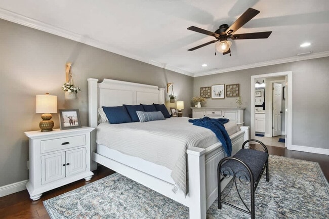 Building Photo - 907 Crenshaw Lake Rd