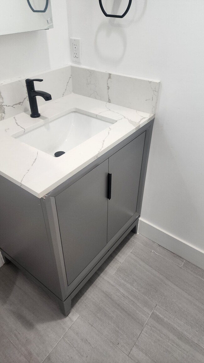 Foto del edificio - 6067 Comey Ave