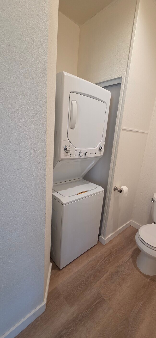 Lavadora y secadora incluidas - 301 Walnut Ln