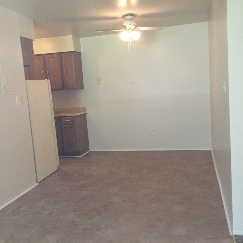 dining area - 11404 Warren Blvd