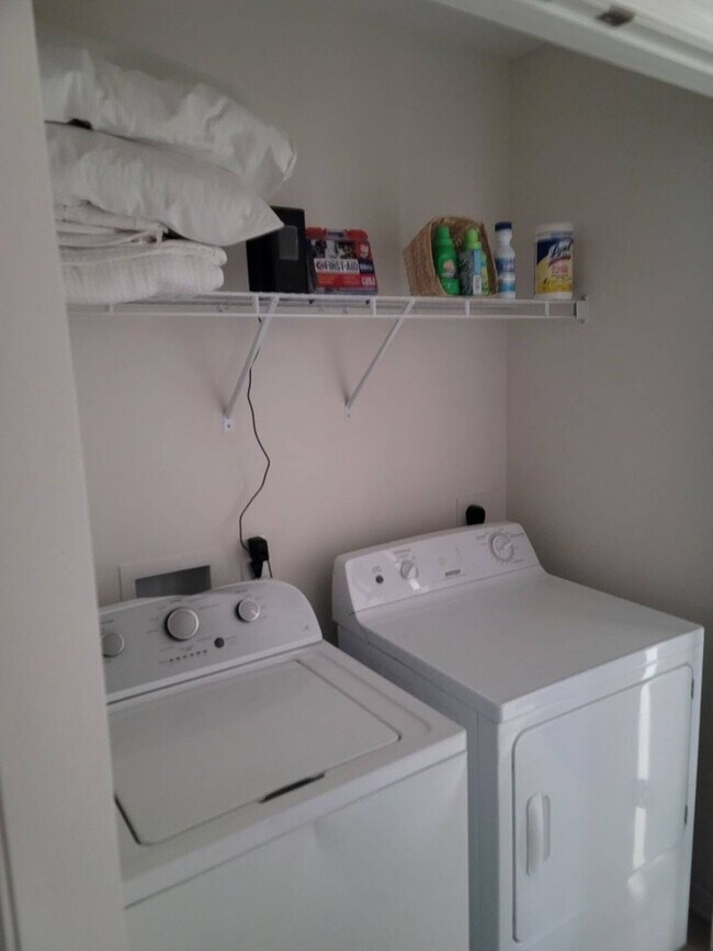 Foto del edificio - Room in 3 Bedroom Townhome at Stone Manor Dr