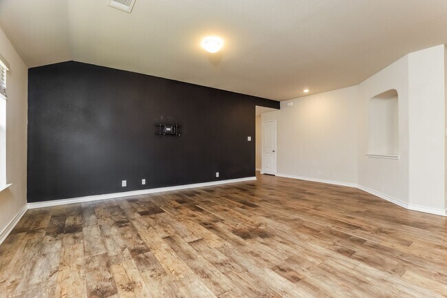 Foto del edificio - First time rental-4 Bedrooms- 11 miles fro...