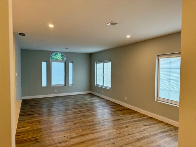 Building Photo - 3 Burke Ln