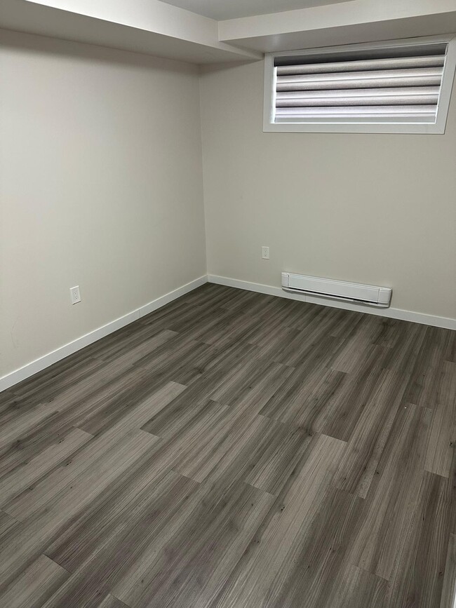 Building Photo - 35 Larry Vickar Dr E