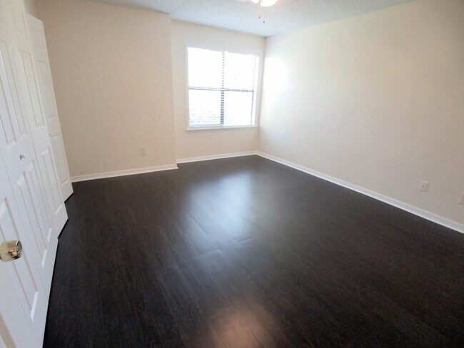Foto del edificio - Beautiful  Remodeled First Floor 2/2 Condo...