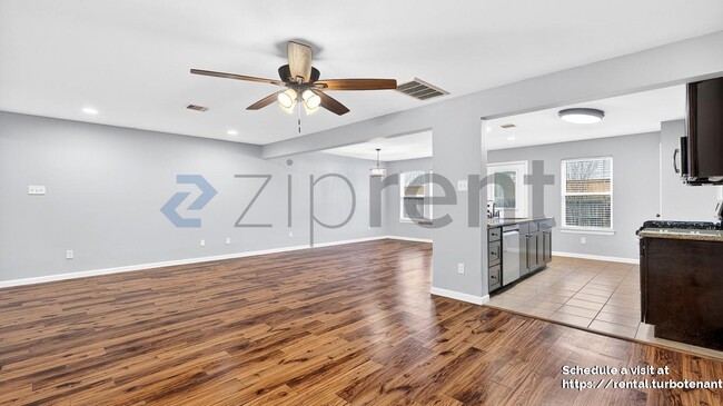 Foto del edificio - 15818 Whiteglade Ln