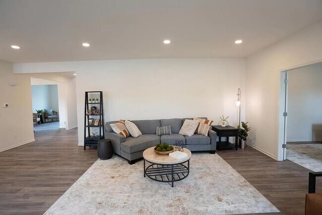 Foto del edificio - 2319 Lonnie Ln