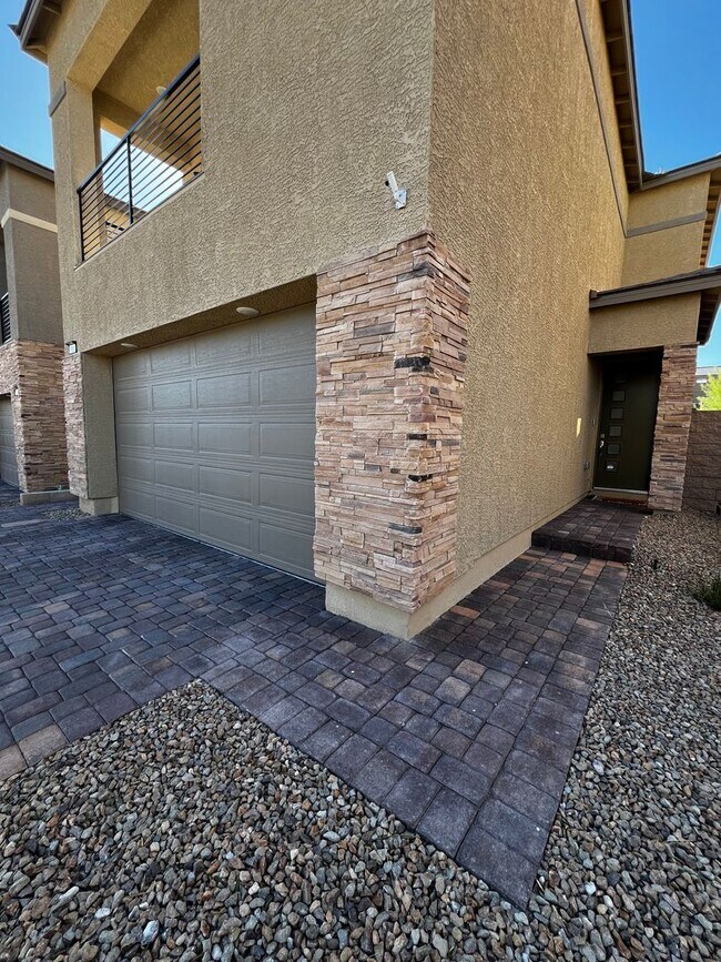 Foto del edificio - Beautiful 3-Bedroom Home in Desirable Skye Canyon * COMING SOON*