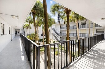 Building Photo - 10825 SW 112th Ave