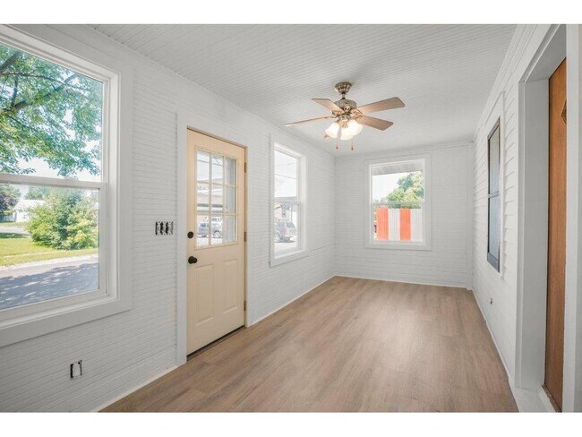 Building Photo - 857 Bradley Ave