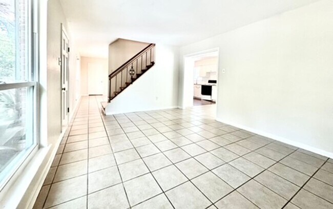 Building Photo - Cozy 4 Bed, 2.5 Bath Home in Desirable Hig...