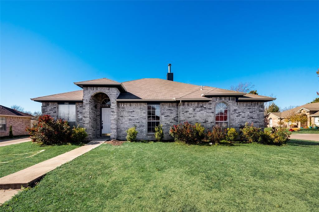 Primary Photo - 1301 Maple Ridge Dr