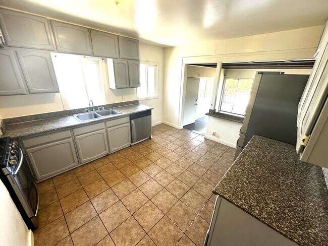 Foto del edificio - 3 + Beds 2 Baths Home With Large Yard /Was...