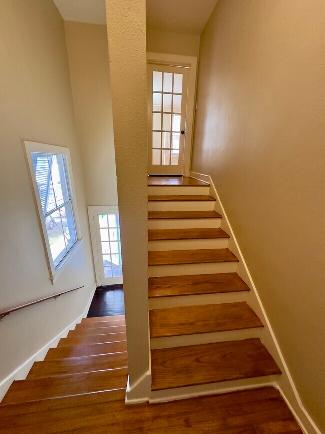 Photo - 908 N 6th St Apartments