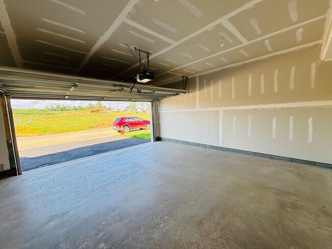 Building Photo - 3 Bedroom 2.5 Bath Townhouse