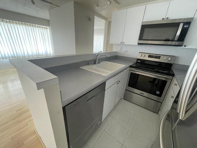 Foto del edificio - Regency Tower 2/2/1 sec, W/D, D/W, A/C, po...