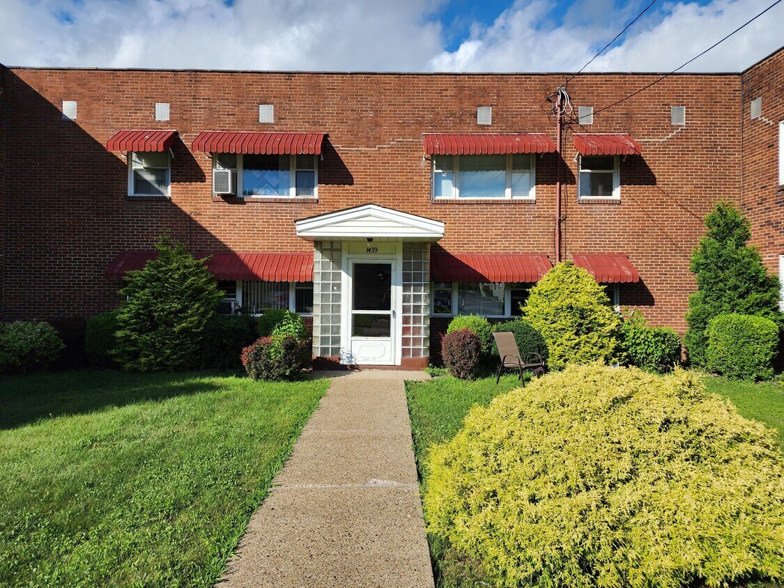 1439 Lincoln Way Unit D, White Oak, PA 15131 Room for Rent in White