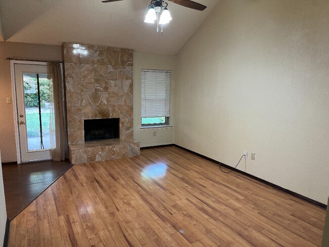 Foto del edificio - 6425 Kary Lynn Dr N
