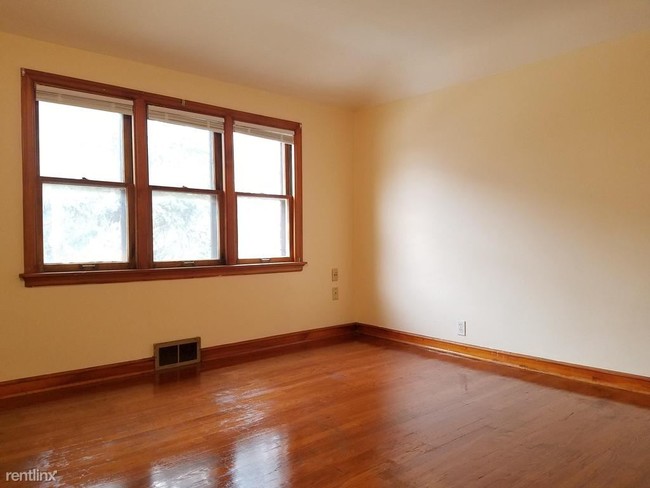 Foto del edificio - 3212 W Silver Spring Dr