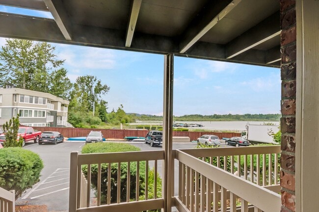 Building Photo - 4050 W Lake Sammamish Pky NE